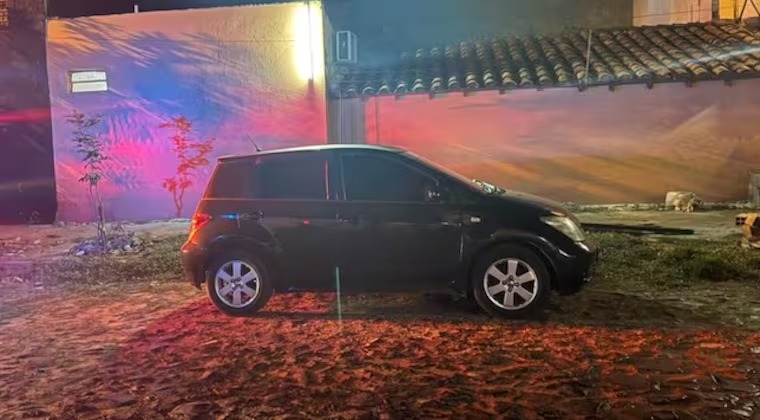 Mientras alentaba a la Albirroja, le robaron su automóvil en