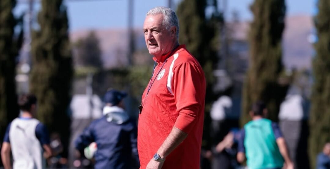 Con el debut cada vez más cerca, Gustavo Alfaro ajusta los últimos detalles