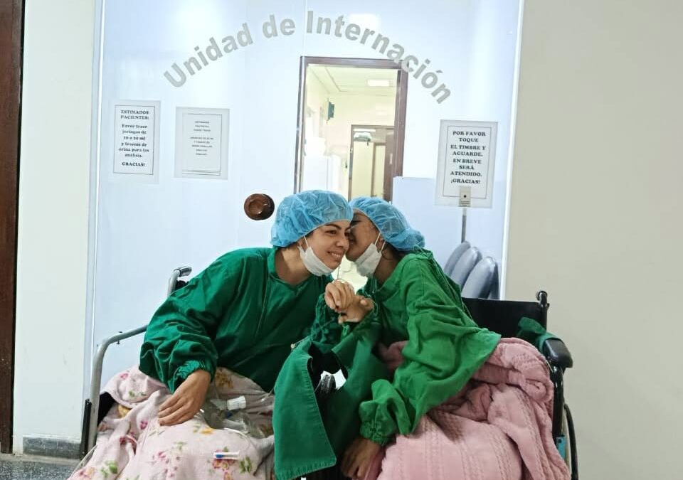 Gran gesto de amor: joven dona un riñón a su hermana para salvarle la vida