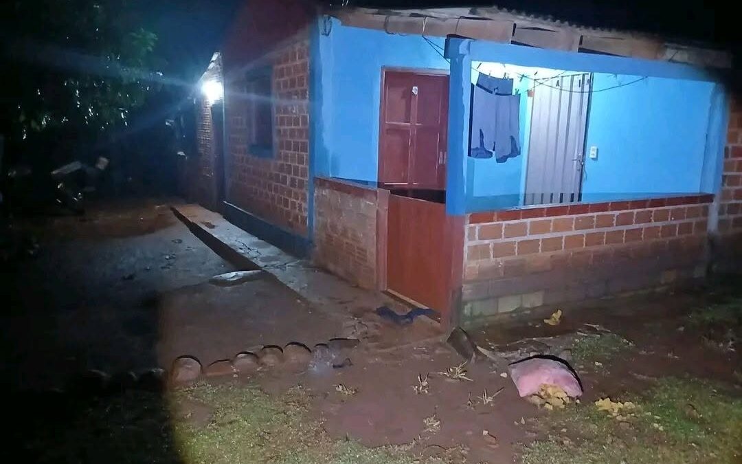 Intentó defender a su vecina del ataque de su pareja y terminó muerto