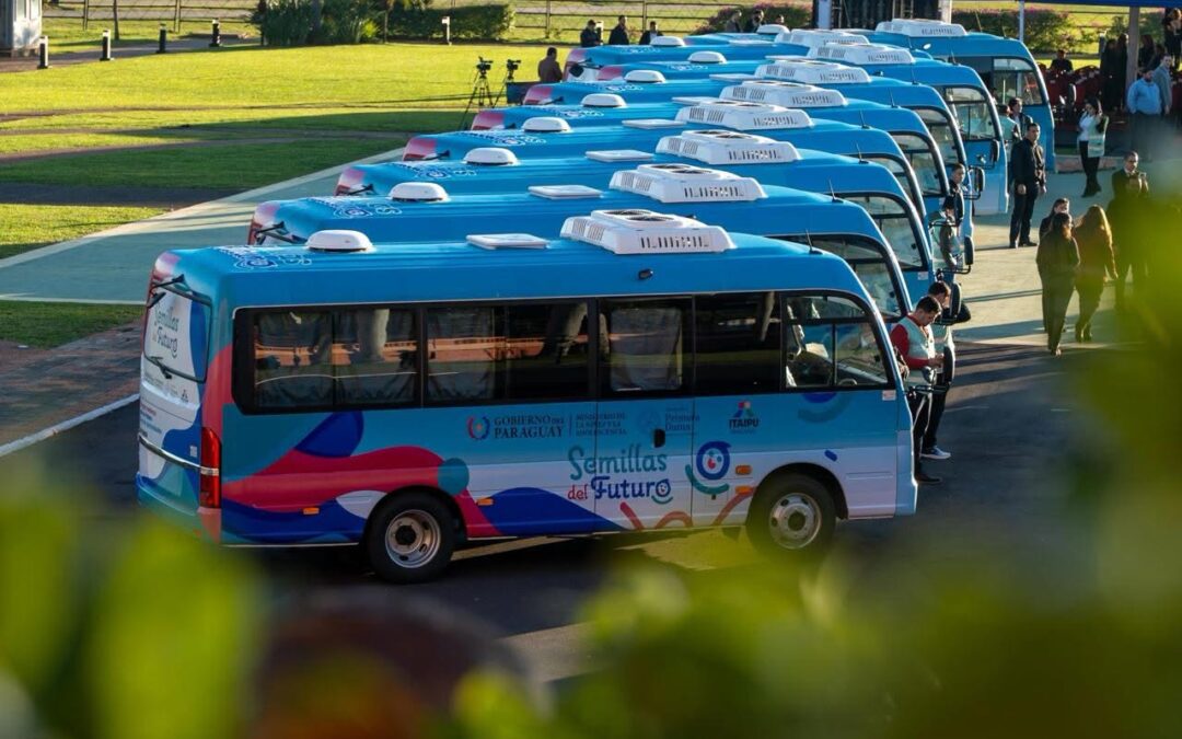Gobierno lanza bibliobuses para acercar oportunidades a niños de todo el país