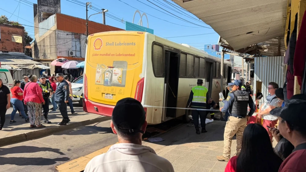 Tragedia en Mercado 4: mujer de 68 años falleció arrollada por un bus