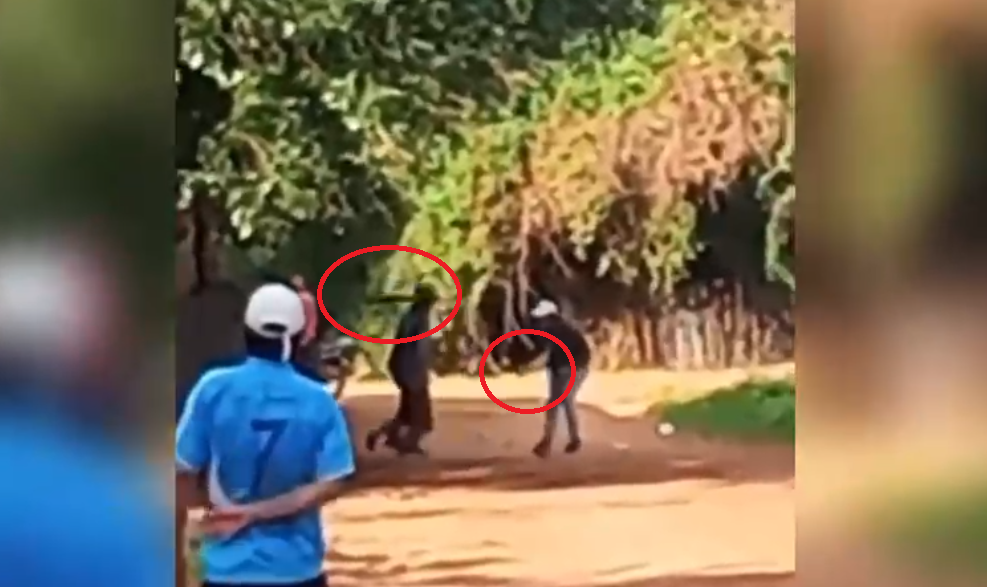 Presuntos adictos se enfrentan en la vía pública con machetes y garrotes