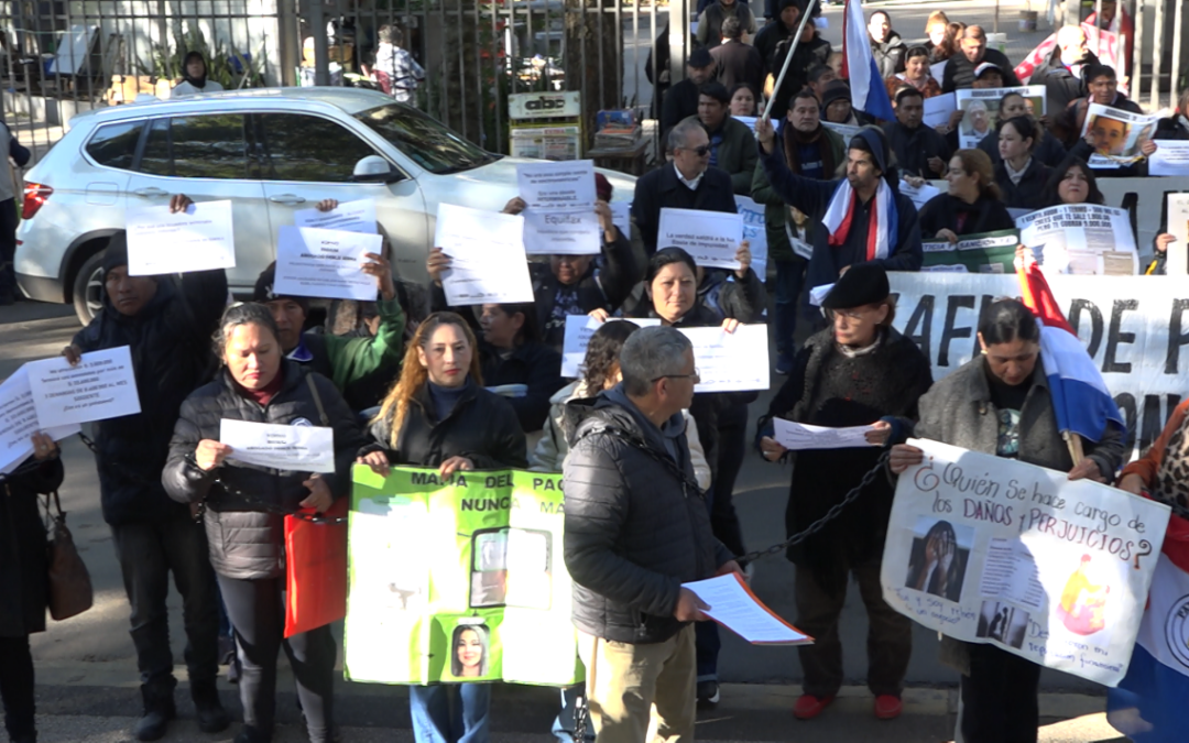 Víctimas de la “mafia de los pagarés” se encadenan exigiendo acciones de las autoridades