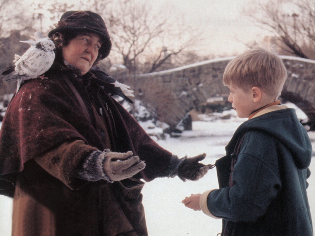A los 81 años, murió Brenda Fricker, la “señora de las palomas” en Mi Pobre Angelito 2