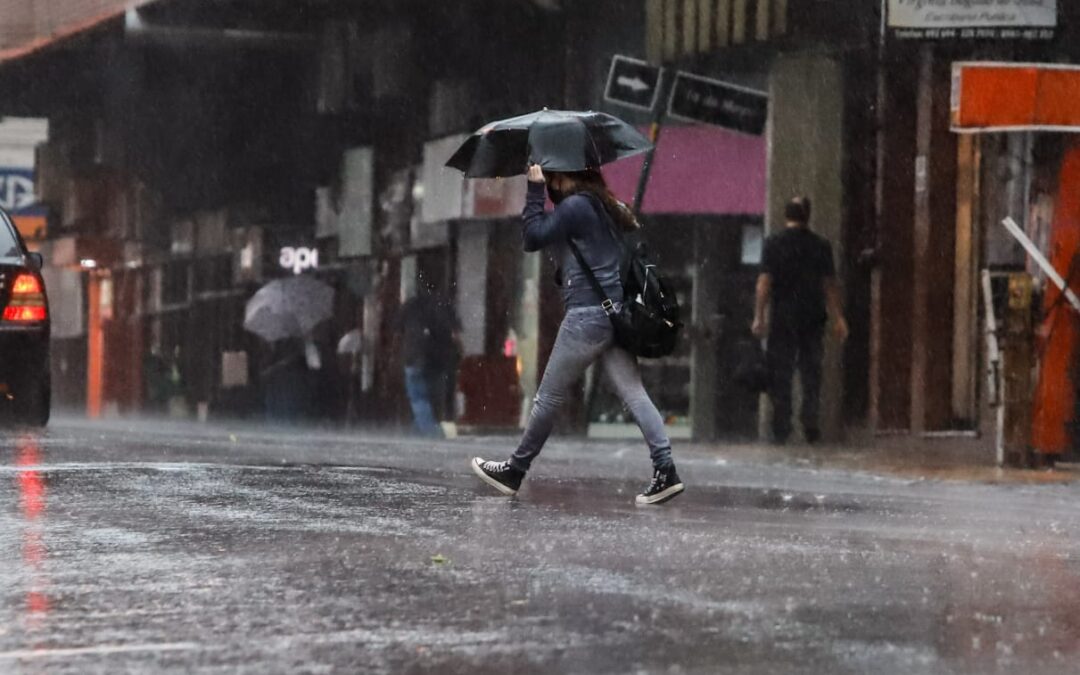 Lunes con tormentas y ocasional caída de granizos, según Meteorología