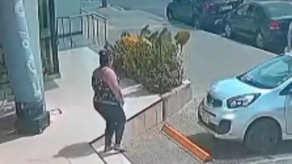 Olvidó su tarjeta en el cajero y otras personas la utilizaron para hacer compras